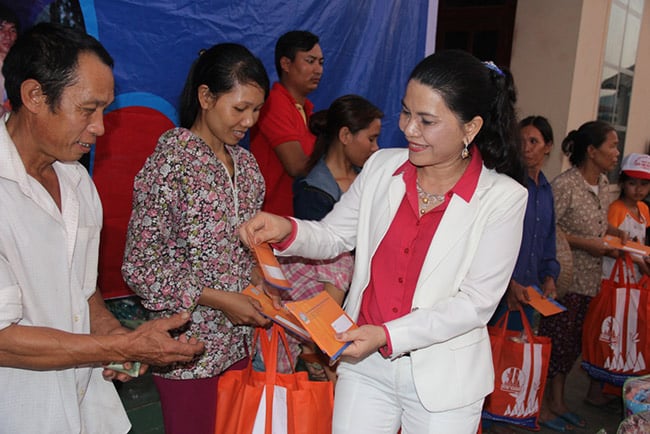 Bà Đặng Thị Kim Oanh đang trao quà cho bà con vùng rốn lũ Quãng Bình vào cuối tháng 10 năm 2016