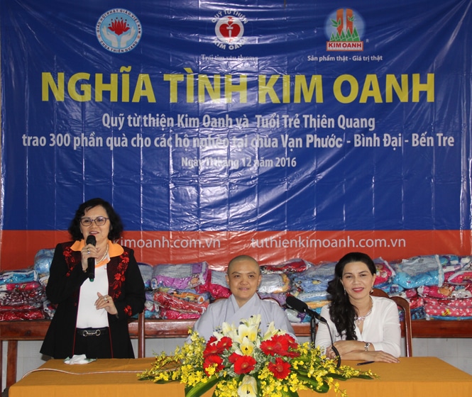 Từ phải sang, bà Đặng Thị Kim Oanh, Sư cô Thích Nữ Hương Nhũ, bà Mai Thị Dung đang chia sẻ tại buổi trao quà.