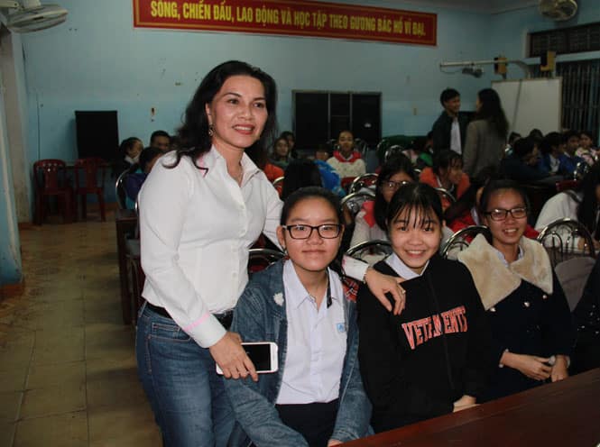 Những phần học bổng của Quỹ từ thiện Kim Oanh trao tặng phần nào giúp con đường đến trường của các em đỡ gập gềnh hơn. 