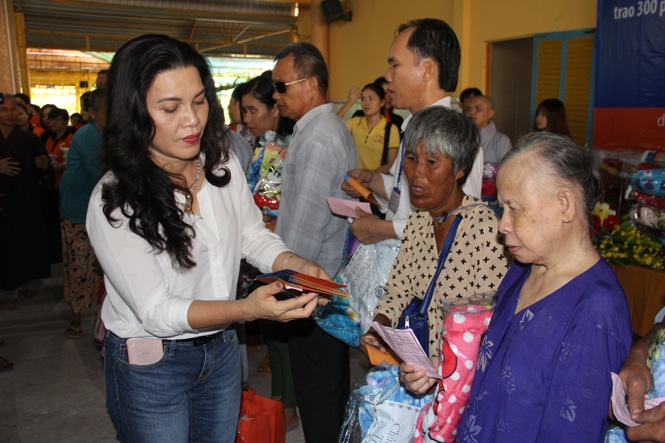 Bà Đặng Thị Kim Oanh đang trao quà cho người khiếm thị, người cao tuổi tại chùa Vạn Phước, thị trấn Bình Đại, tỉnh Bến Tre