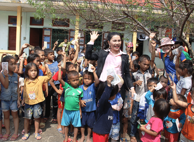 Bà Đặng Thị Kim Oanh đang chung vui cùng các trẻ em vùng cao