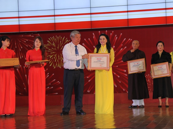 Bà Đặng Thị Kim Oanh nhận Bảng tri ân từ ông Đặng Minh Hưng, Tỉnh ủy viên, Phó chủ tịch UBND tỉnh Bình Dương 