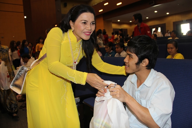 Bà Đặng Thị Kim Oanh đang trao quà tết cho nạn nhân nhiễm chất độc da cam/ điôxin 