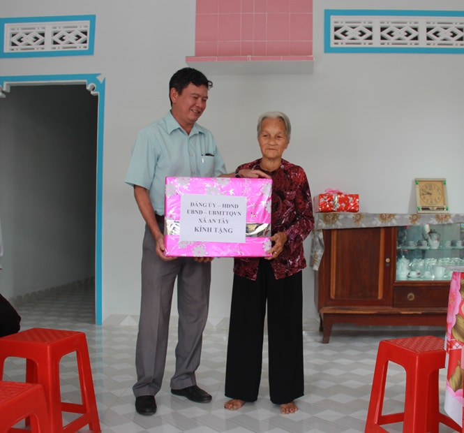 Đại diện chính quyền xã An Tây tặng quà chúc mừng cho mẹ Đỗ Thị Phăng 