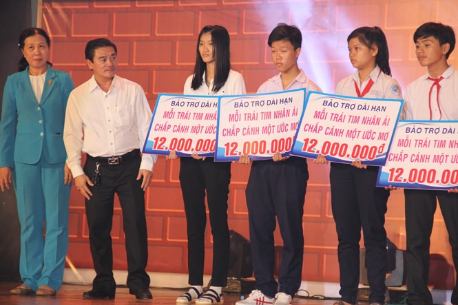 Ông Nguyễn Thuận cùng một số Mạnh Thường Quân trao học bổng cho các em học sinh nghèo vượt khó học giỏi 