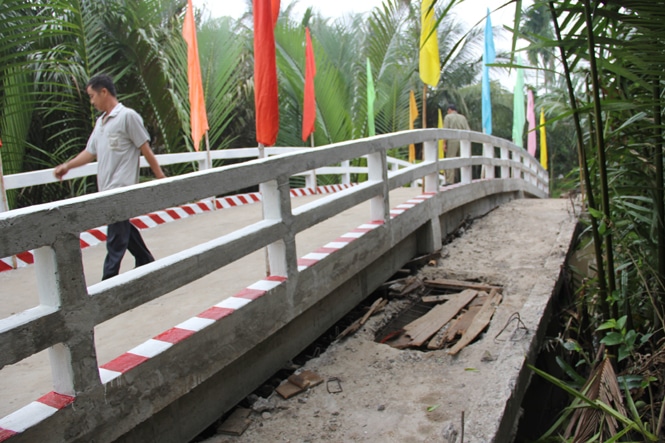 Hình ảnh đối lập (bên phải) là cây cầu cũ đã xuống cấp nghiêm trọng và cây cầu mới khang trang mới xây dựng bên tay phải. 