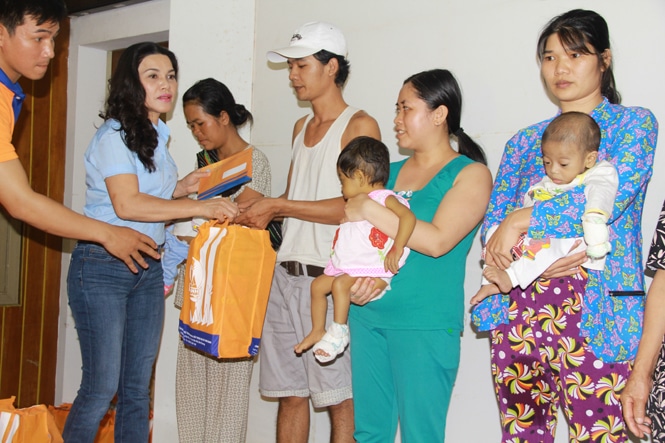Bà Đặng Thị Kim Oanh trao quà cho gia đình các em bệnh nhi nghèo tại bệnh viên Nhi Đồng II 