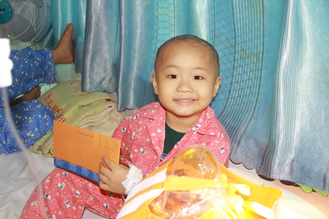 Niềm vui rạng rỡ của một em bệnh nhi khi nhận được món quà bất ngờ từ Quỹ từ thiện Kim Oanh trao tặng 