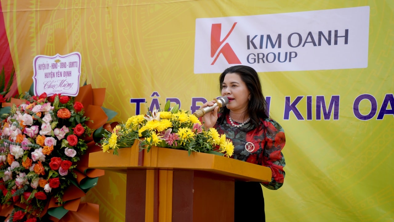 Bà Đặng Thị Kim Oanh – Chủ tịch HĐQT Kim Oanh Group, Chủ tịch HĐQL Quỹ Từ thiện Kim Oanh phát biểu tại chương trình